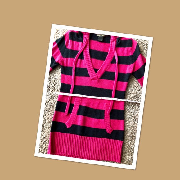 Red Paint sweater - Picture 3 of 4